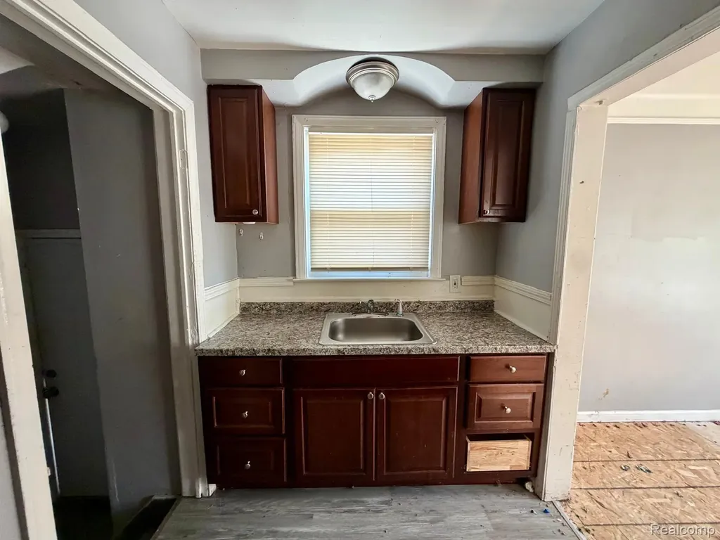 15431 Saratoga Street Detroit City MI 48205