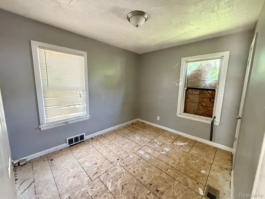 15431 Saratoga Street Detroit City MI 48205