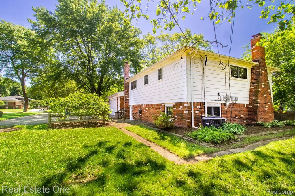 4243 Frostwood Court Troy City MI 48098
