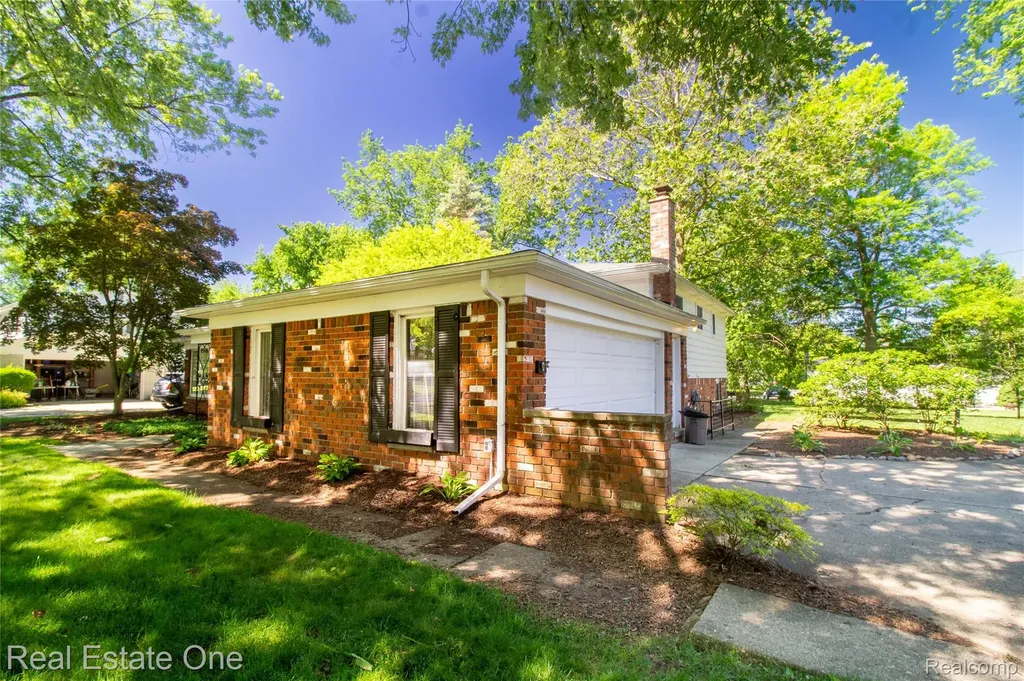 4243 Frostwood Court Troy City MI 48098