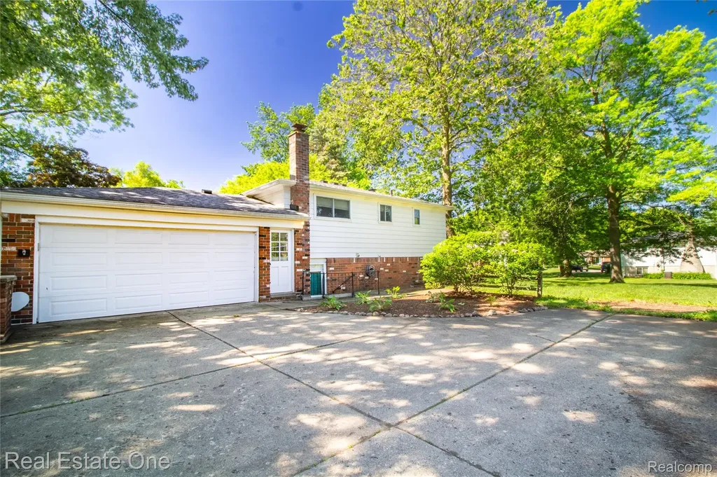 4243 Frostwood Court Troy City MI 48098