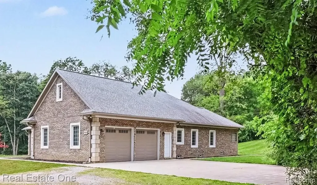1755 Gray Twig Lane Milford Charter Township MI 48381