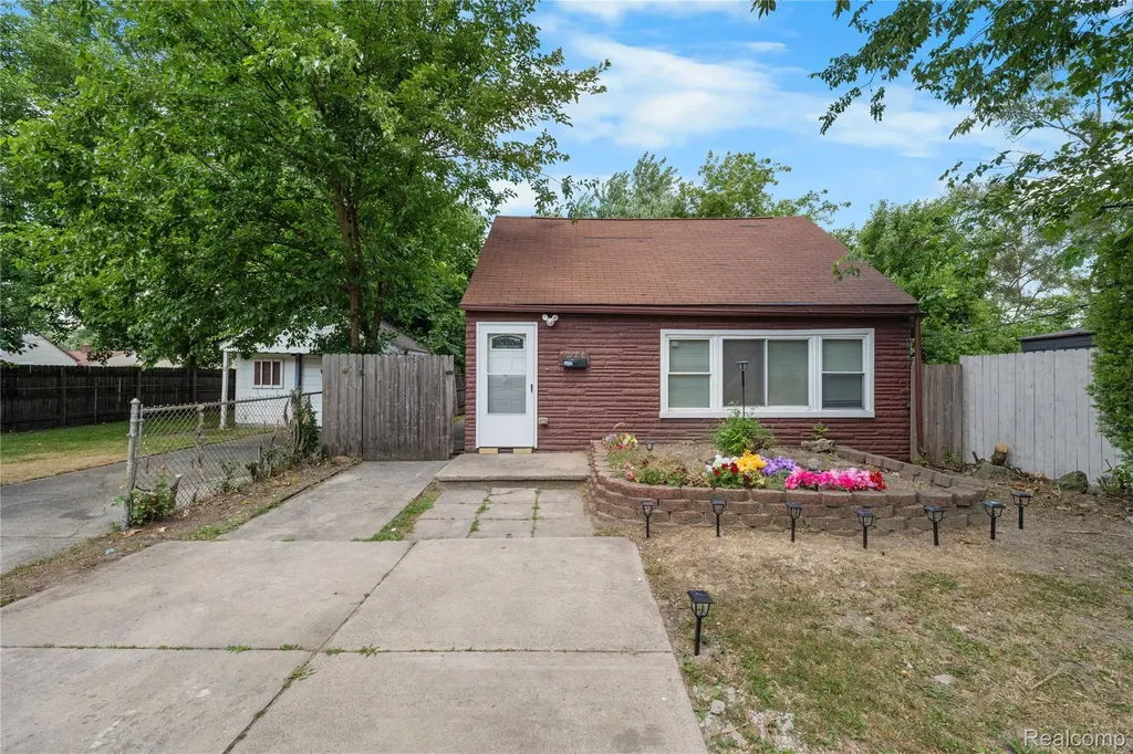 7521 Westminster Avenue Warren City MI 48091