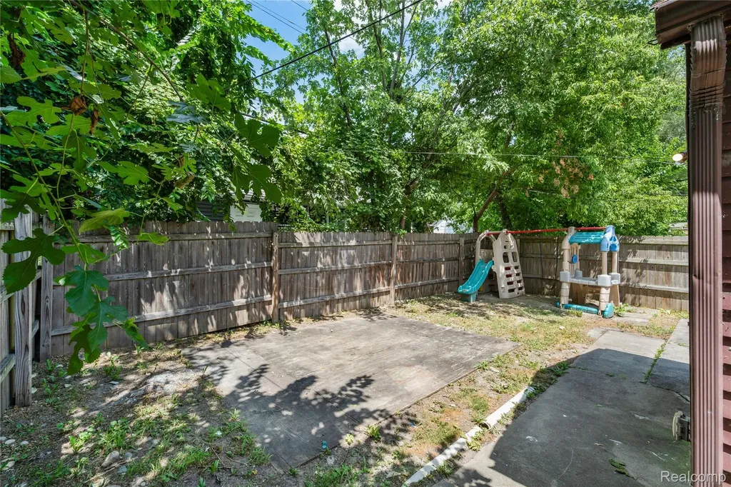 7521 Westminster Avenue Warren City MI 48091