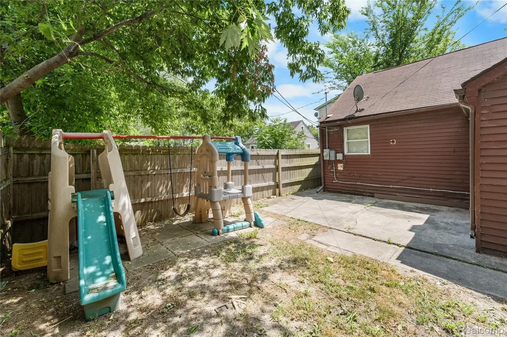7521 Westminster Avenue Warren City MI 48091