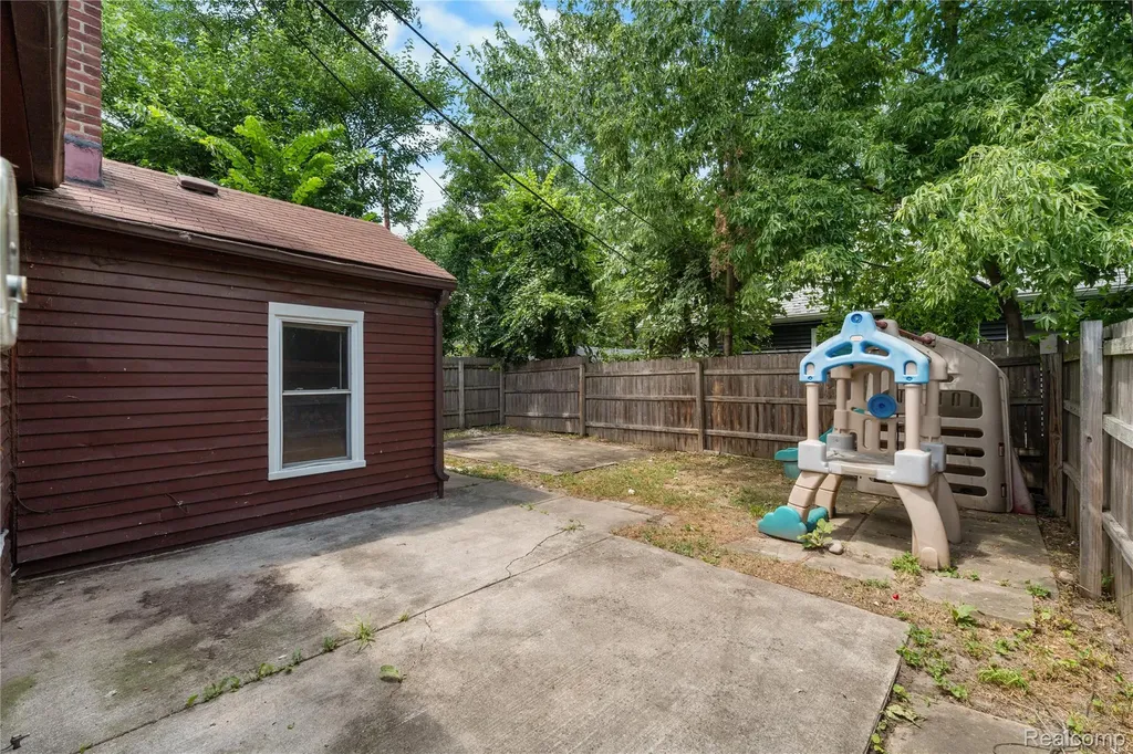 7521 Westminster Avenue Warren City MI 48091