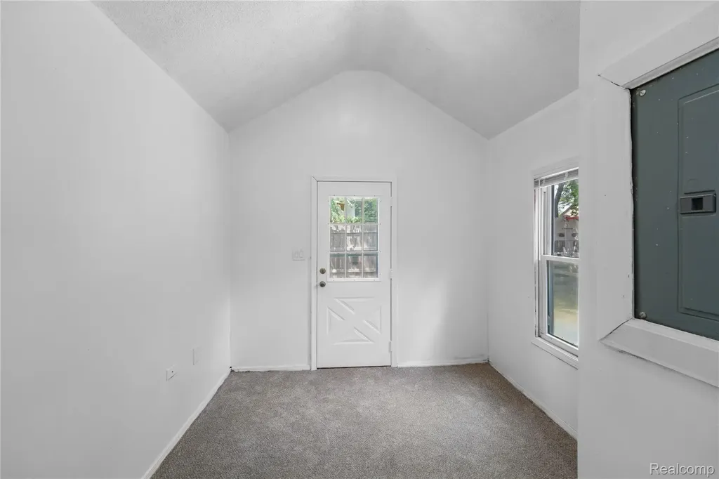 7521 Westminster Avenue Warren City MI 48091