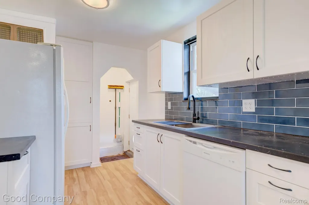298 Oregon Street York Charter Township MI 48198