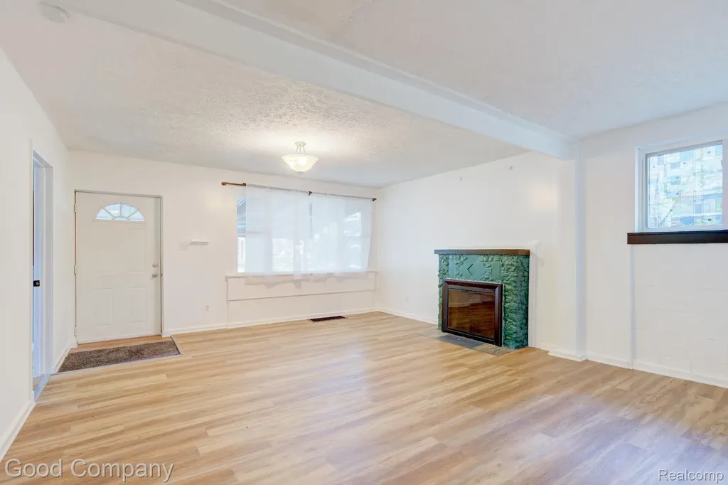 298 Oregon Street York Charter Township MI 48198