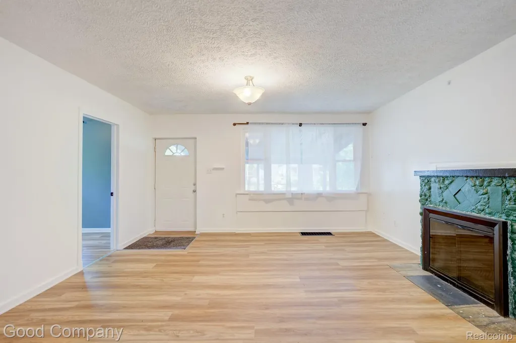 298 Oregon Street York Charter Township MI 48198