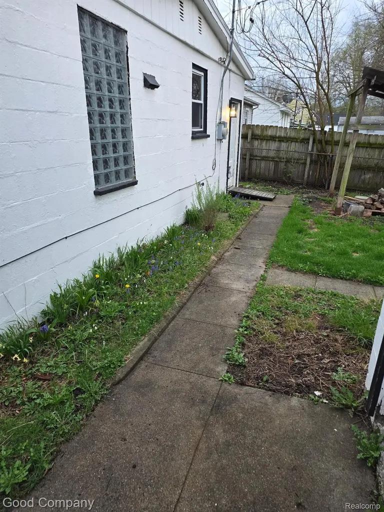 298 Oregon Street York Charter Township MI 48198