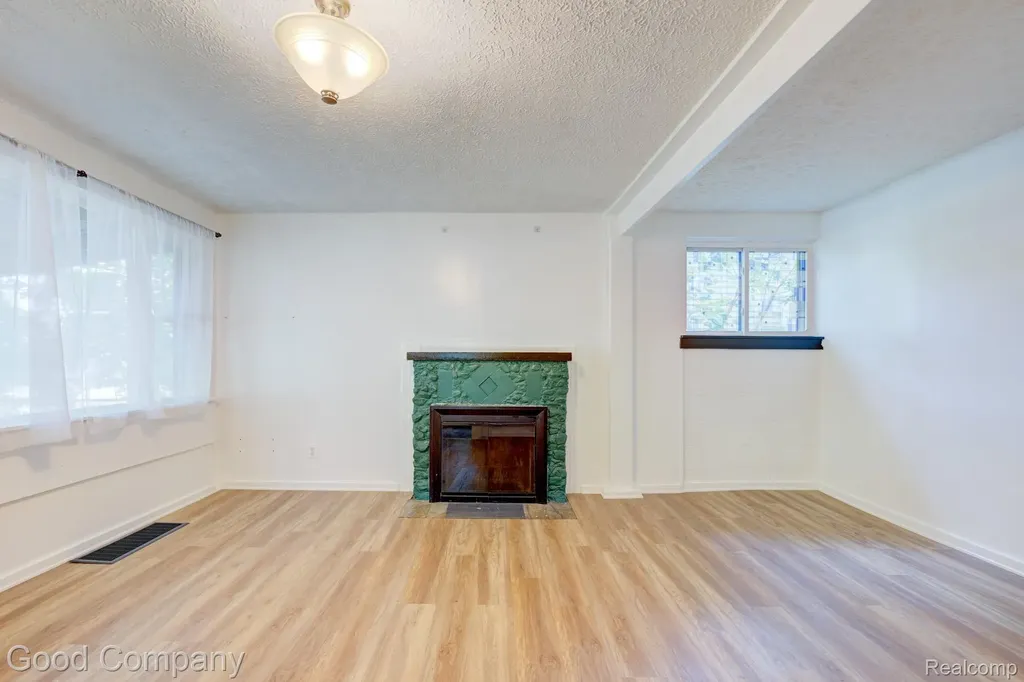 298 Oregon Street York Charter Township MI 48198