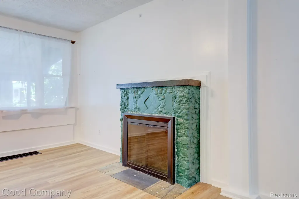298 Oregon Street York Charter Township MI 48198