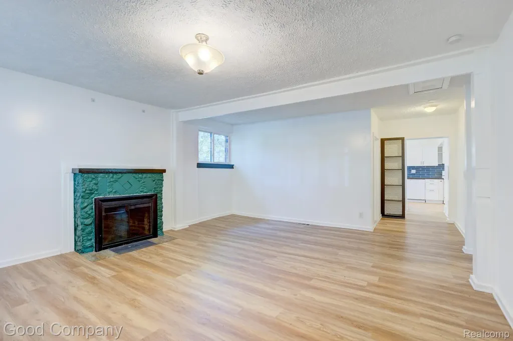 298 Oregon Street York Charter Township MI 48198