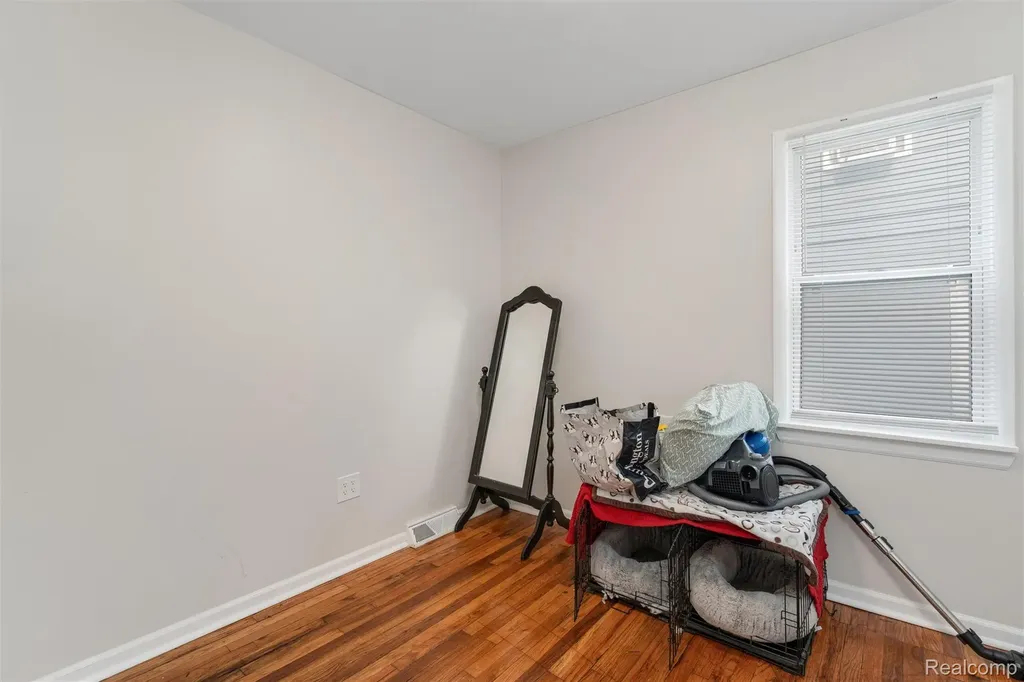 516 Orchard Avenue Hazel Park City MI 48030