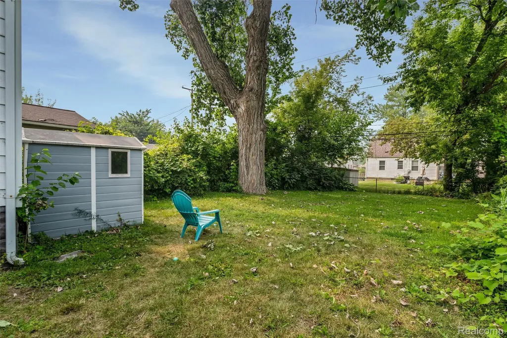 516 Orchard Avenue Hazel Park City MI 48030