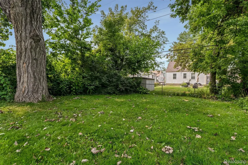 516 Orchard Avenue Hazel Park City MI 48030