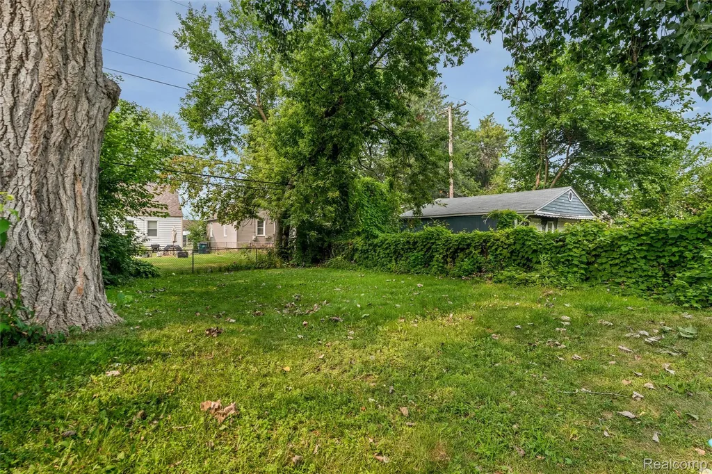 516 Orchard Avenue Hazel Park City MI 48030
