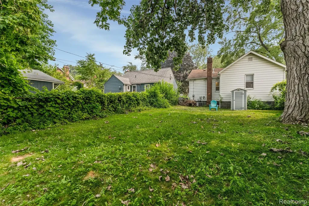 516 Orchard Avenue Hazel Park City MI 48030