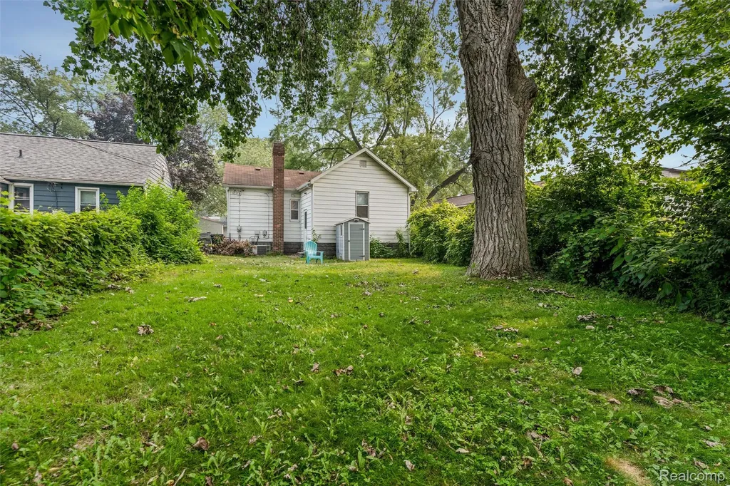 516 Orchard Avenue Hazel Park City MI 48030