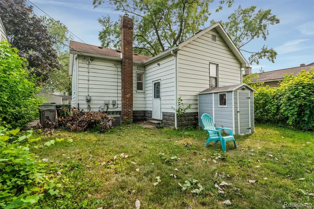 516 Orchard Avenue Hazel Park City MI 48030