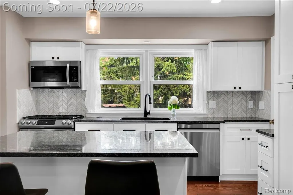 1591 E Maple Road Birmingham City MI 48009