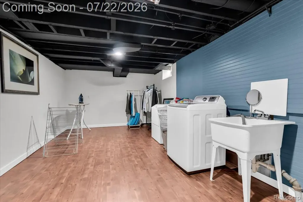 1591 E Maple Road Birmingham City MI 48009