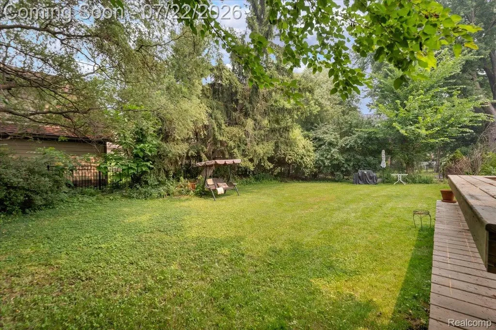 1591 E Maple Road Birmingham City MI 48009