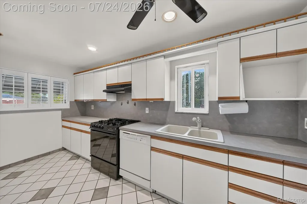 11252 Marsha Place Warren City MI 48089