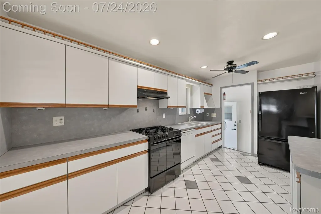 11252 Marsha Place Warren City MI 48089