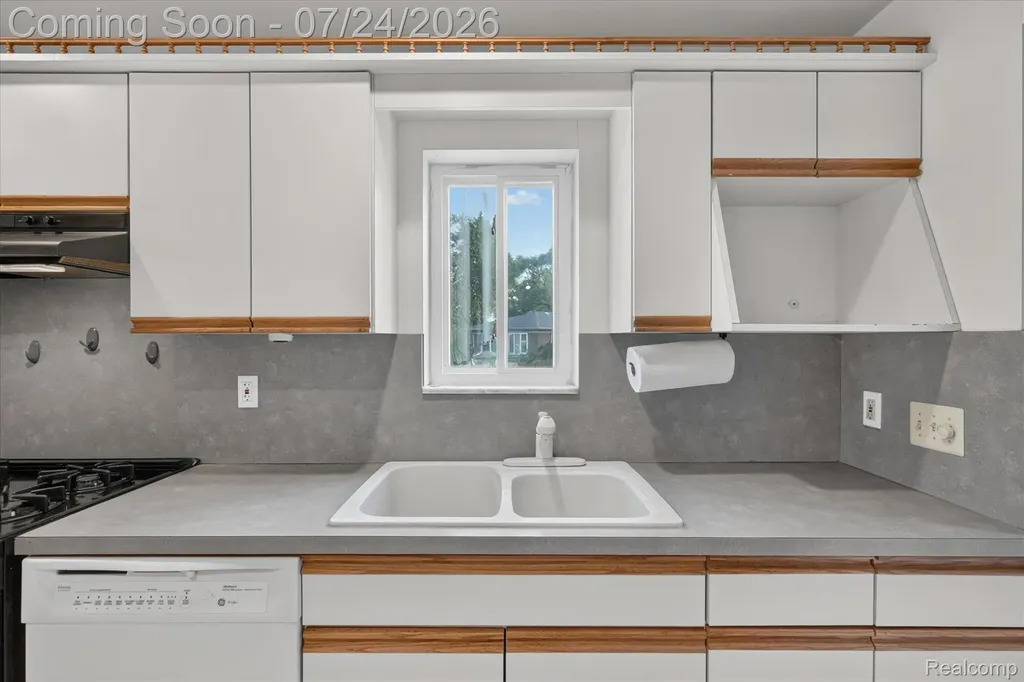 11252 Marsha Place Warren City MI 48089
