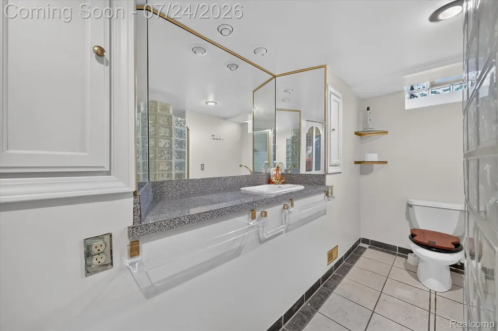 11252 Marsha Place Warren City MI 48089