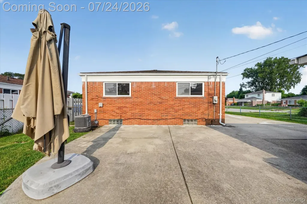 11252 Marsha Place Warren City MI 48089