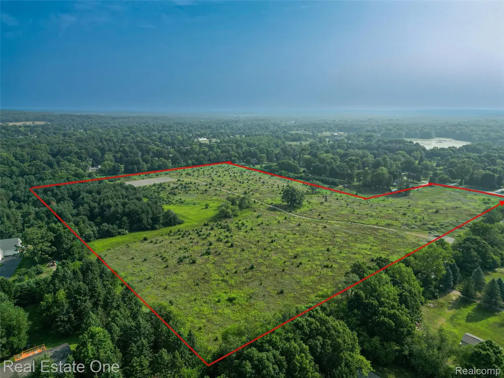 1915 N Hickory Ridge Road Highland Charter Township MI 48357