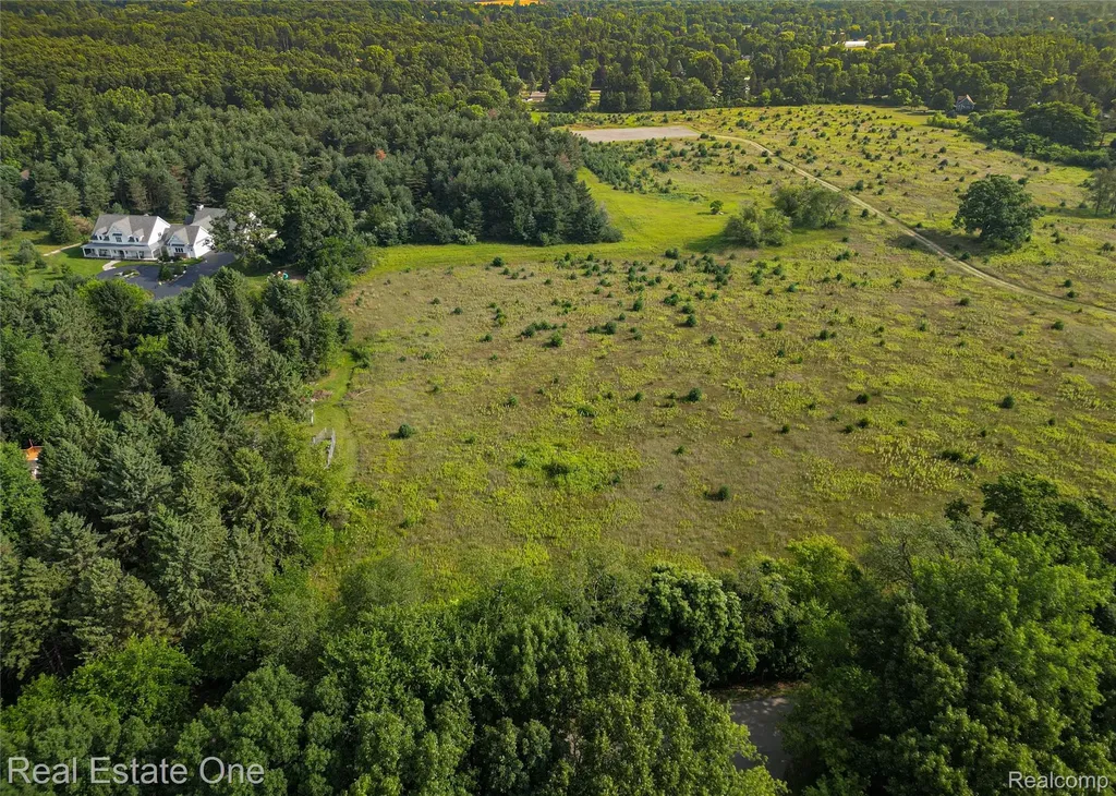 1915 N Hickory Ridge Road Highland Charter Township MI 48357