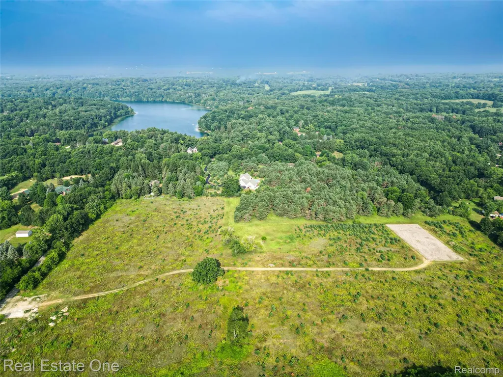 1915 N Hickory Ridge Road Highland Charter Township MI 48357
