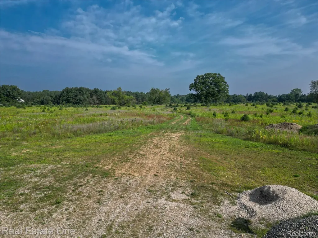 1915 N Hickory Ridge Road Highland Charter Township MI 48357