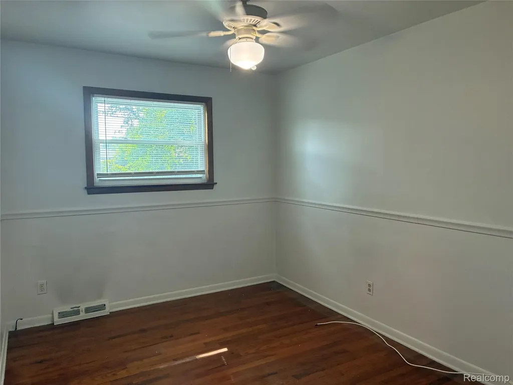 26644 Marilyn Avenue Warren City MI 48089