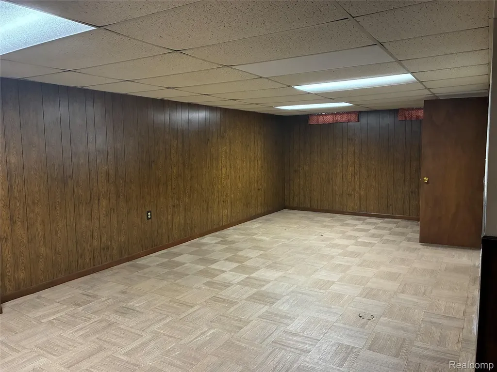 26644 Marilyn Avenue Warren City MI 48089