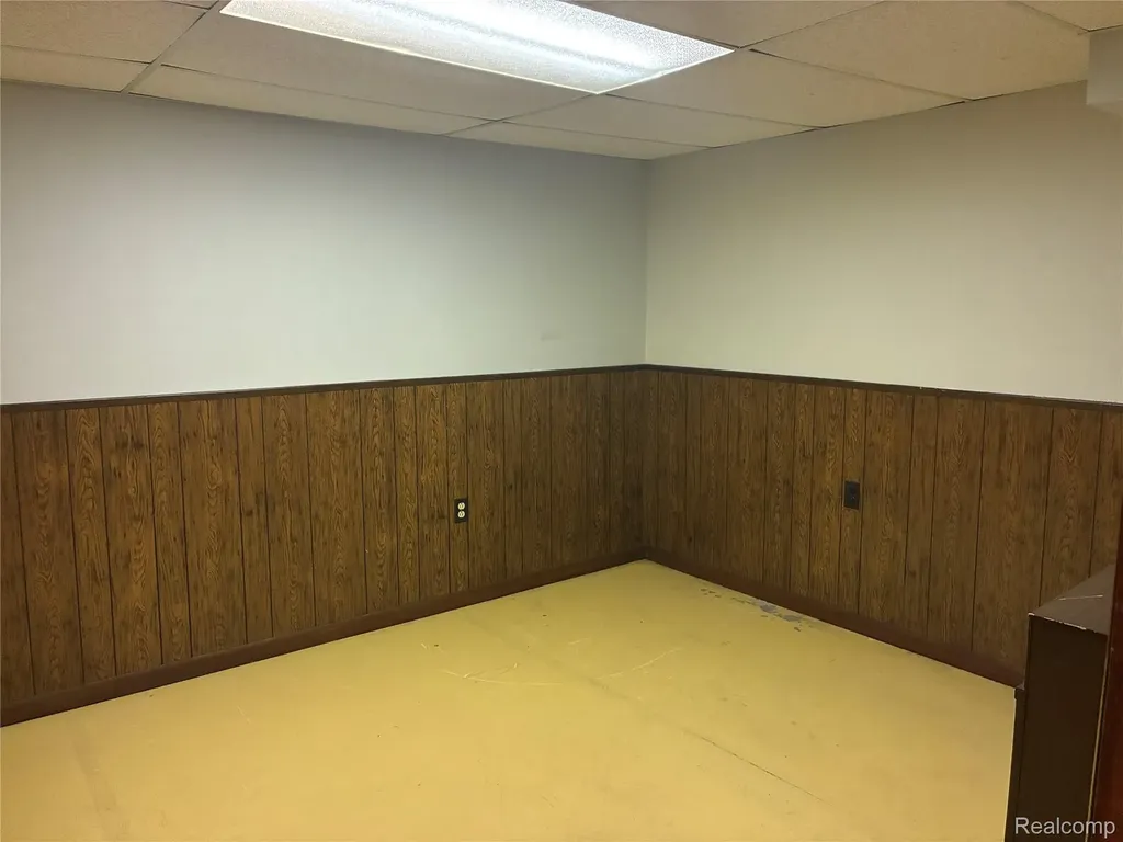 26644 Marilyn Avenue Warren City MI 48089