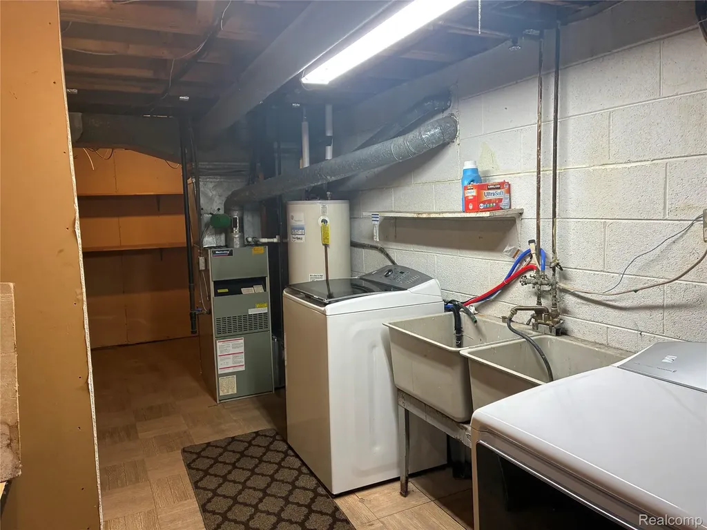 26644 Marilyn Avenue Warren City MI 48089