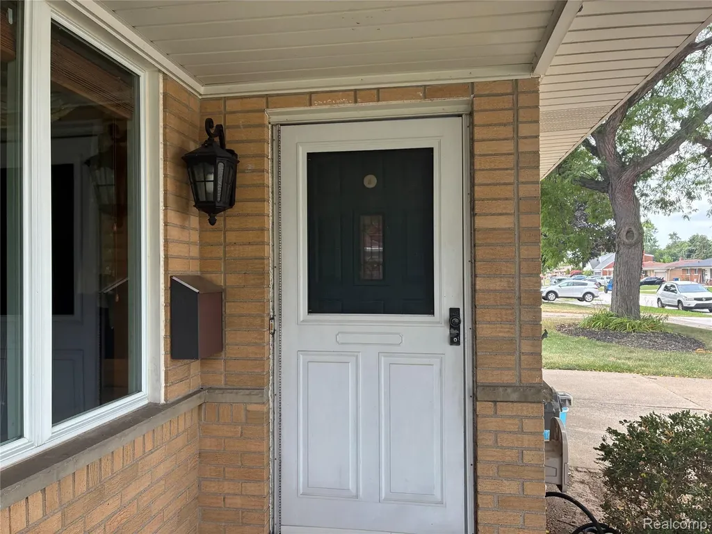 26644 Marilyn Avenue Warren City MI 48089