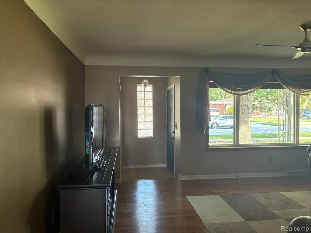 26644 Marilyn Avenue Warren City MI 48089