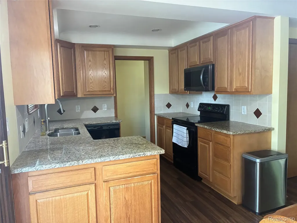26644 Marilyn Avenue Warren City MI 48089