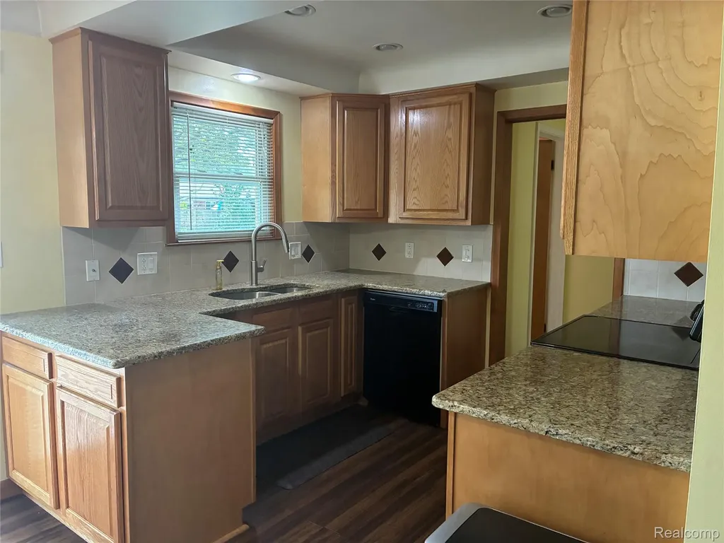 26644 Marilyn Avenue Warren City MI 48089
