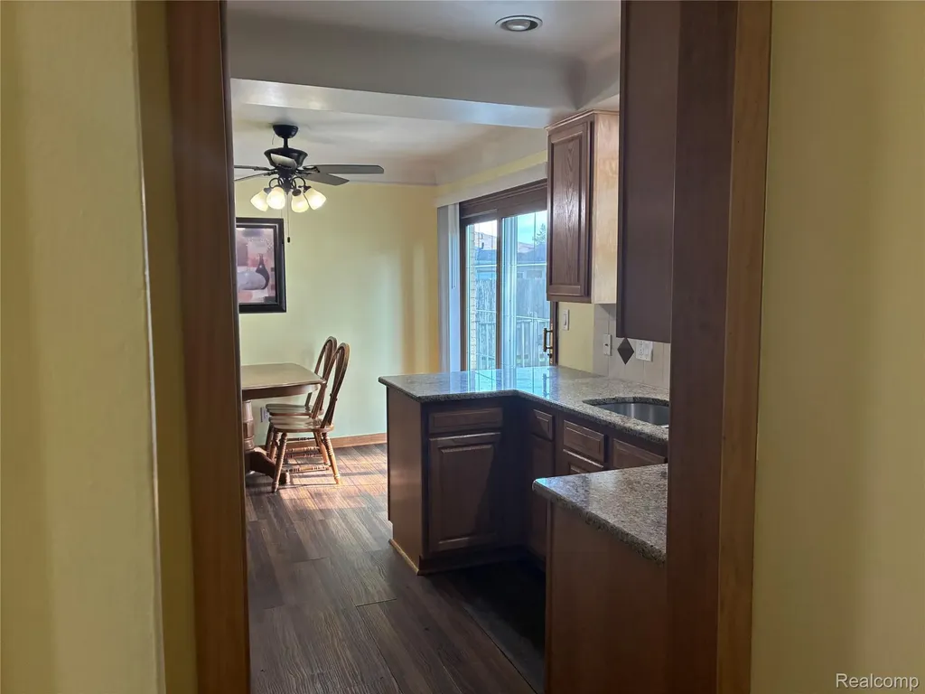 26644 Marilyn Avenue Warren City MI 48089