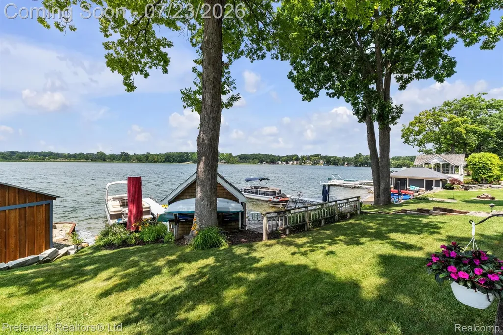 4337 Windiate Park Drive Waterford Charter Township MI 48329