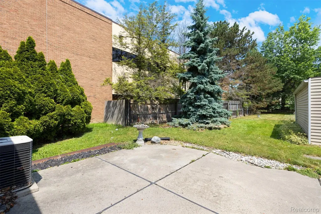 22225 E 10 Mile Road St. Clair Shores City MI 48080