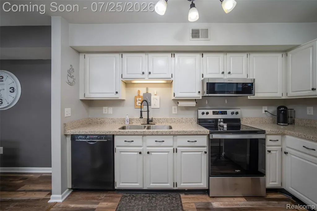 184 Pinewood Drive Plymouth City MI 48170