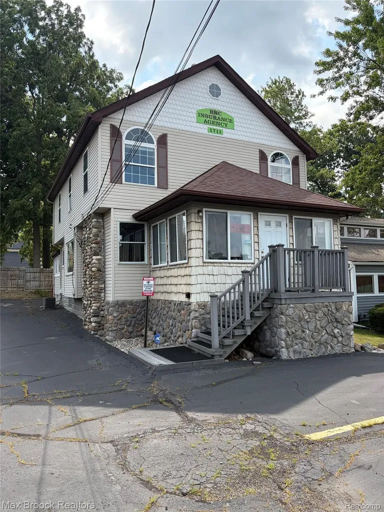 1711 Cass Lake Road Keego Harbor City MI 48320